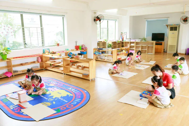 Nên chọn trường mầm non tư thục hay công lập?