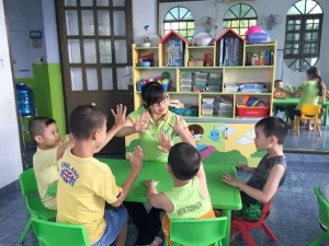 cách giúp bé hòa nhập khi mới đi học